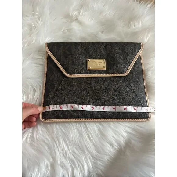 Michael Kors Envelope Clutch iPad cover or reading kindle Modern And stylish - Picture 4 of 9